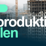 Byggkranar vid pågående bostadskonstruktion med infografik om Nyproduktionskollen - kvartalsvis marknadsrapport