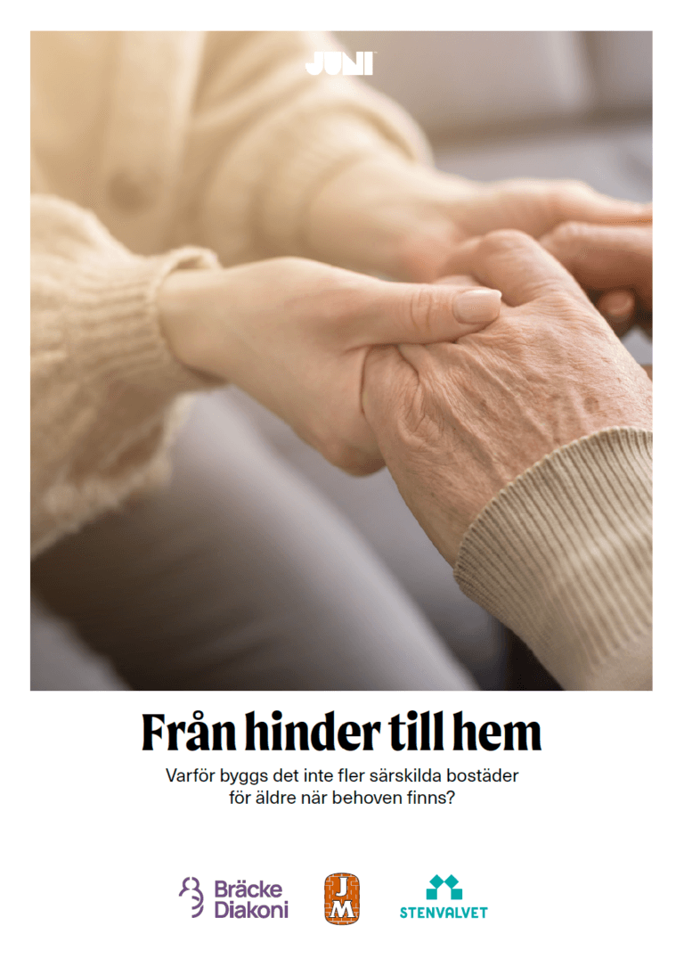 Två personer håller varandras händer, den ena med ålderstecken - symboliserar stöd och omsorg i hemmet